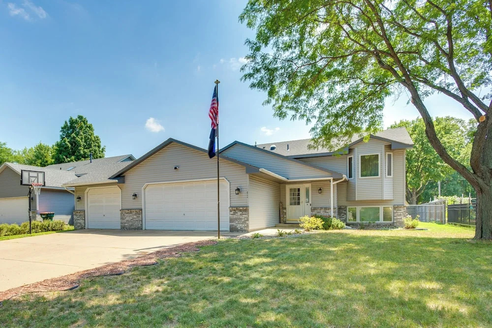 2 Mi to Super Rink: Sporty Group Getaway in Blaine