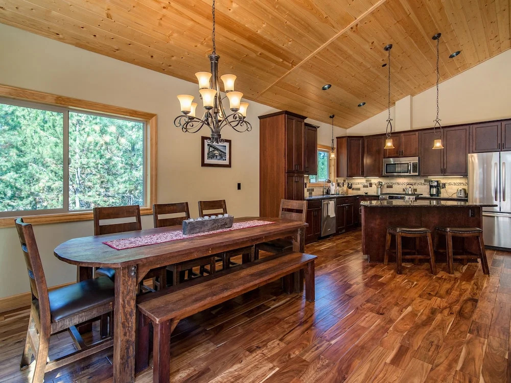 3br W/ Hot Tub, Fireplace, & Grill 3 Bedroom Home