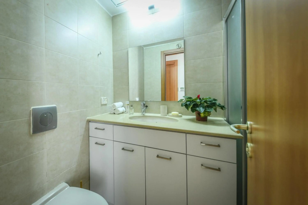 Sea View apt on Gordon 10 with Balcony and private parking