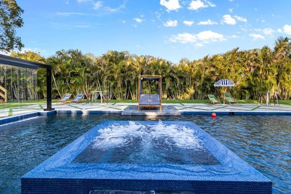 Epic Treehouse Villa - Pool - Jacuzzi - Pickleball