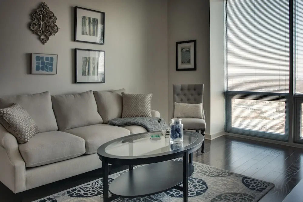 1 Bedroom and 2 Bedroom Uptown Apartments with City Views by Frontdesk