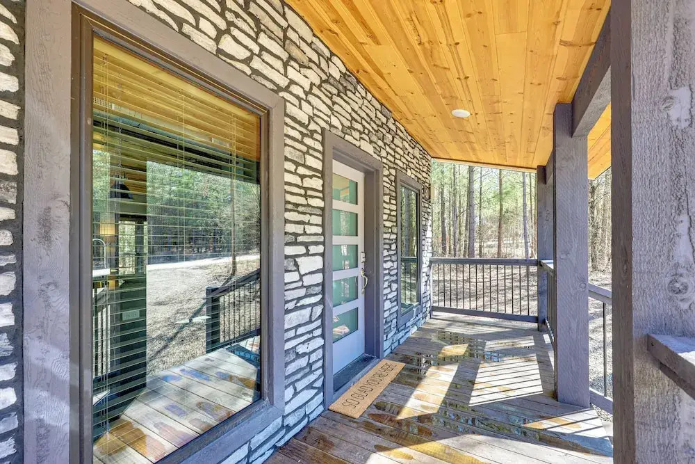 Near New Casino: Broken Bow Cabin w/ Hot Tub