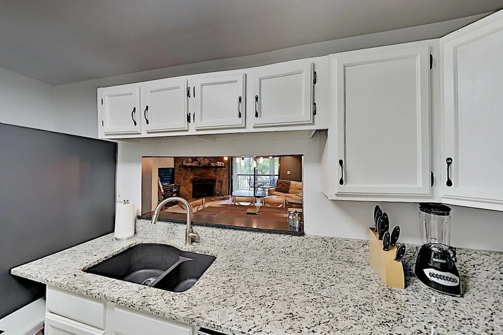 Yetis Hideaway W/ 3 Pools - Near Skiing, Dining 2 Bedroom Condo