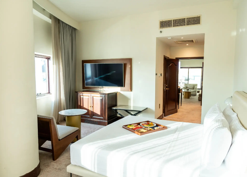 Отель Majestic Cove Hotel