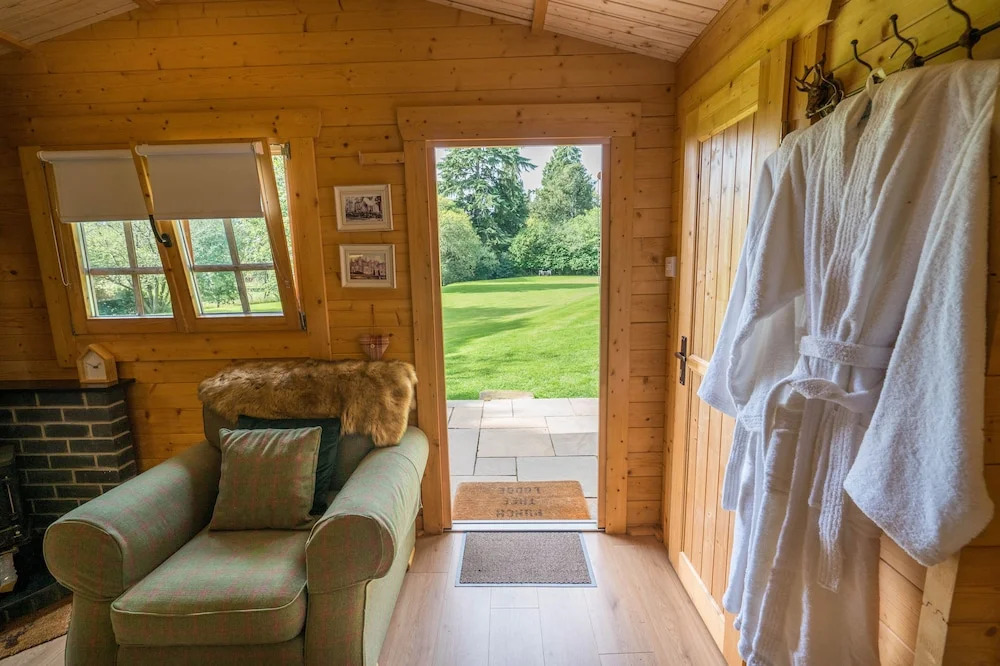 Cabin for 2 - Wood Burning Hot Tub & Fire