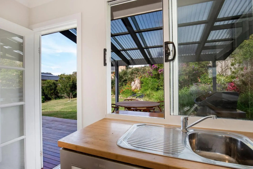 WindanSea Cottage - Pet Friendly - Ocean Glimpses