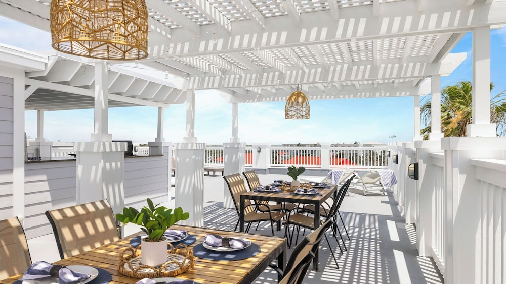 1 Block to Beach, Newly Renovated 6bdr w/ Rooftop Views Sand Dune by Avantstay