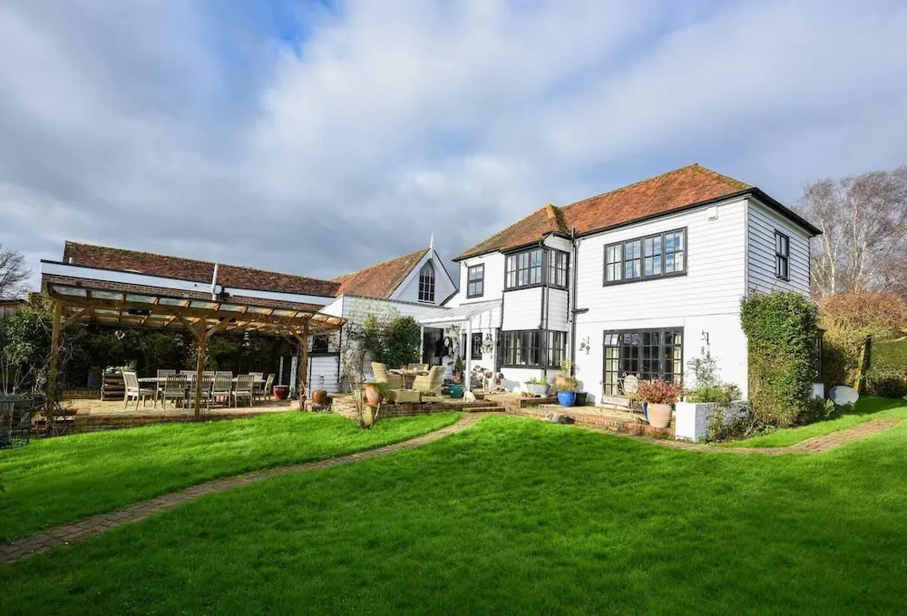 Lovely 4-bed House in Village of Sandhurst