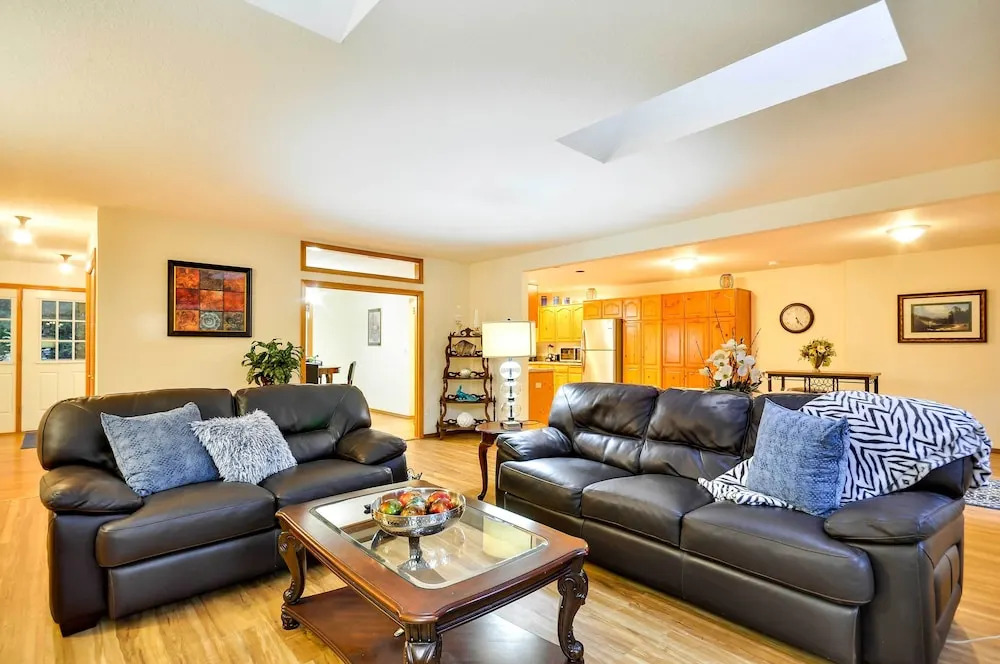 Milwaukie Home w/ Covered Porch: Dogs Welcome!