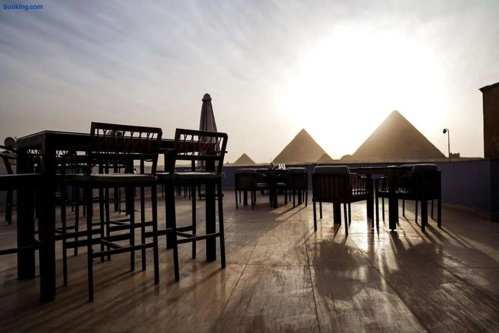 pyramids zh Noya inn