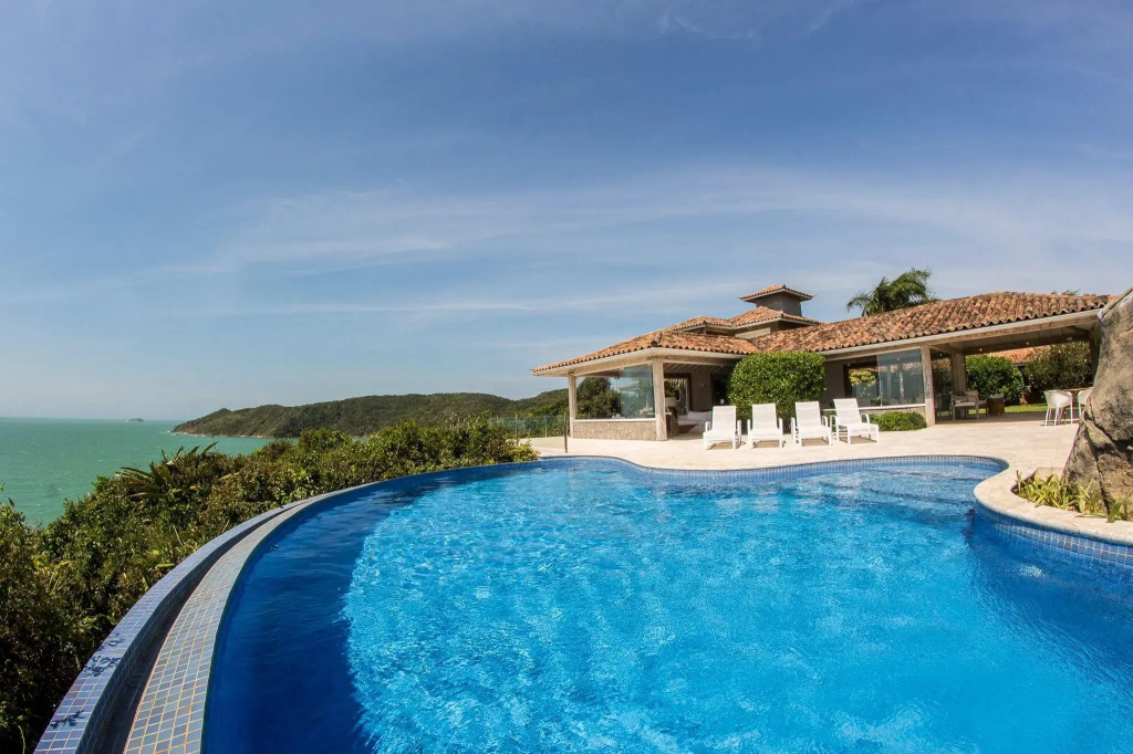 Exuberância & Acesso Direto à Praia da Tartaruga com Uma Vista Única Por Luxury Rentals