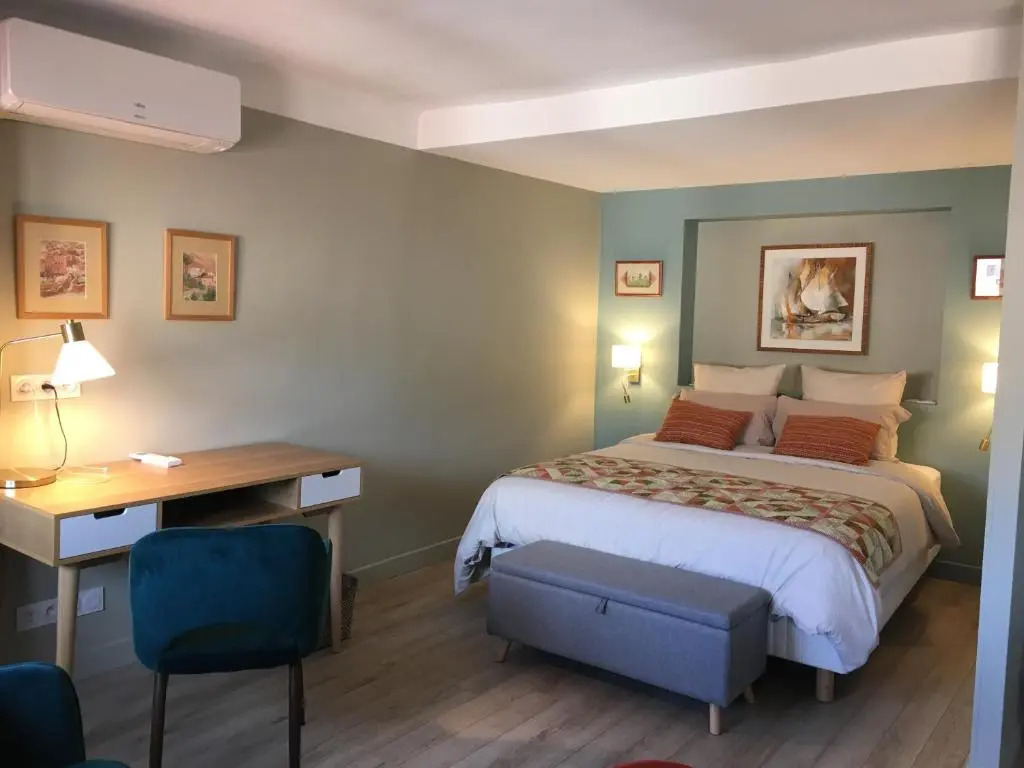 Au cœur du vieux Toulon au calme appartement rénové climatisé confortable étage élevé avec ascenseur proche parking et toutes commodités