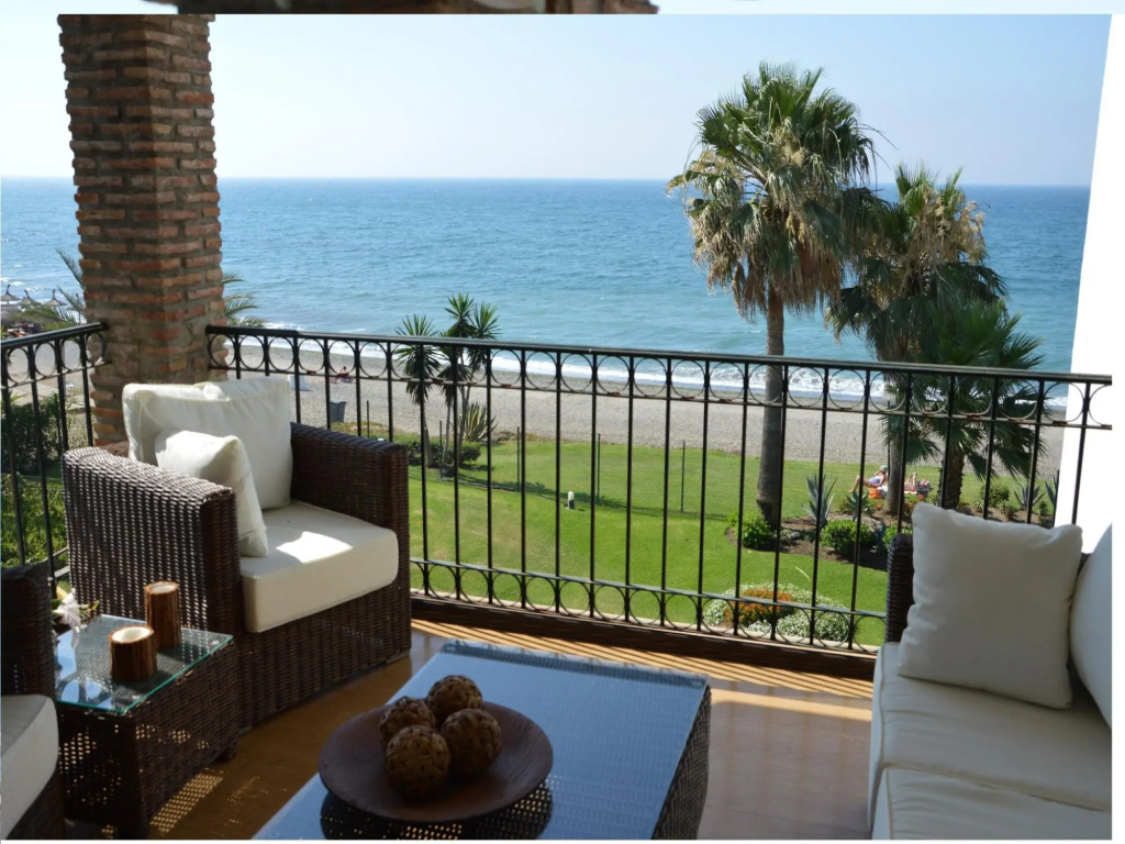 HB - Comfortable Beachfront Holiday Apartment