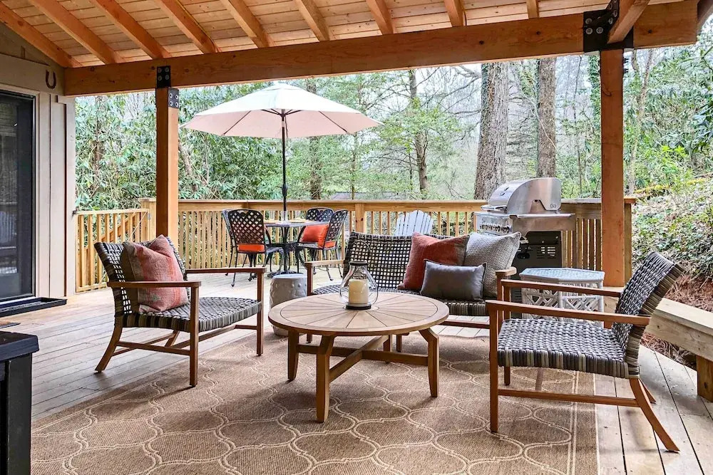 2 Living Areas + Fireplace: Mirror Lake Cottage!