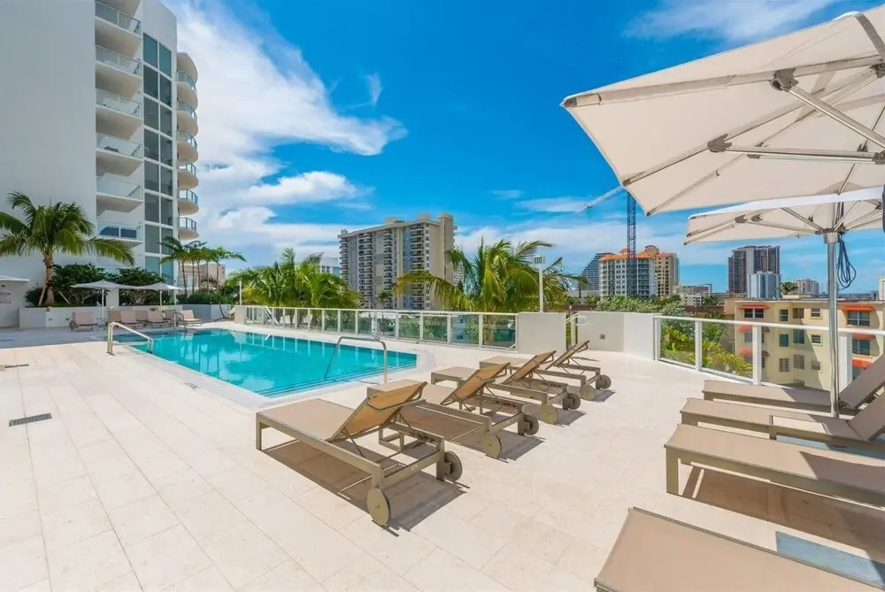 Top Fort Lauderdale Condo 9th Floor - Private and Sanitized, Hotel Amenities, Free Parking for Stays Over 27 Days, 400 ft From the Beach. Hosted by Super Host!