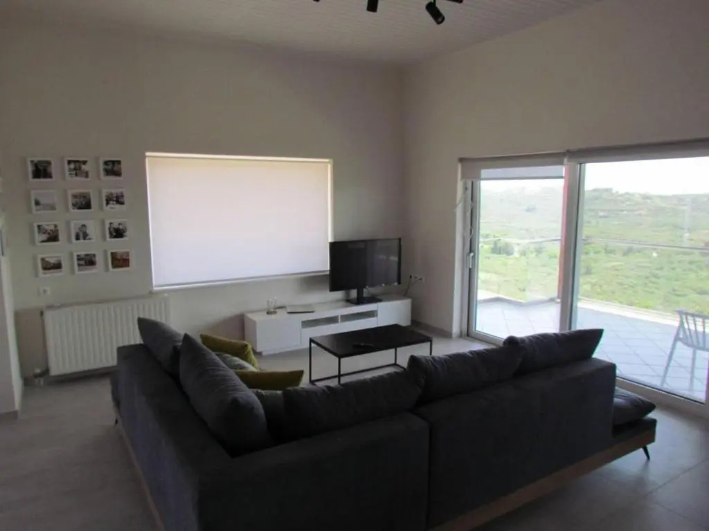 Beautiful 3-Bed House in Chania with garden