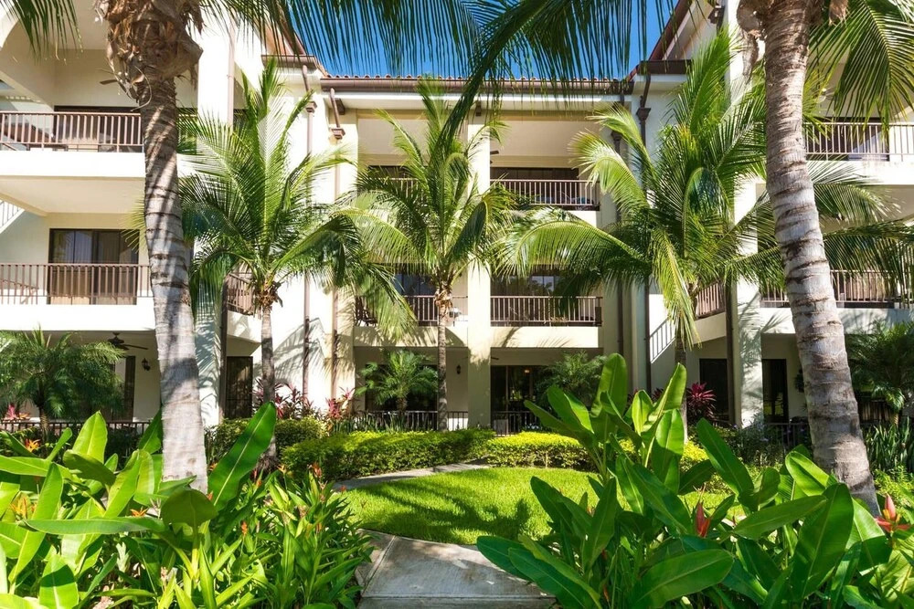 Stylish 1-bedroom That Opens on Pool -pacifico L303