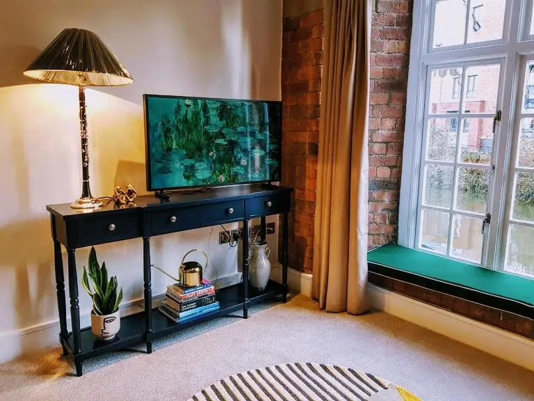 Cocoa Lily - River fronted studio with secure parking