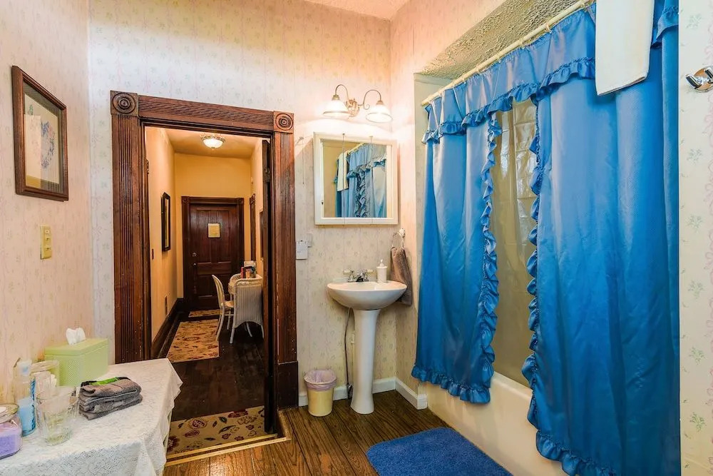 The Simmons-Bond Inn