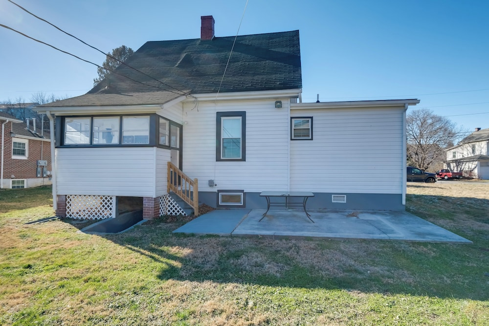 Walk to Main St & Campus! Dtwn Radford Home