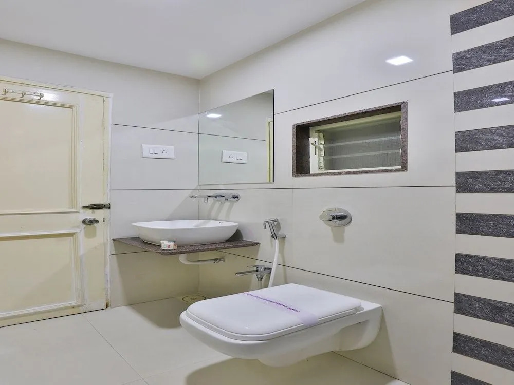 OYO 17117 Hotel Rainbow