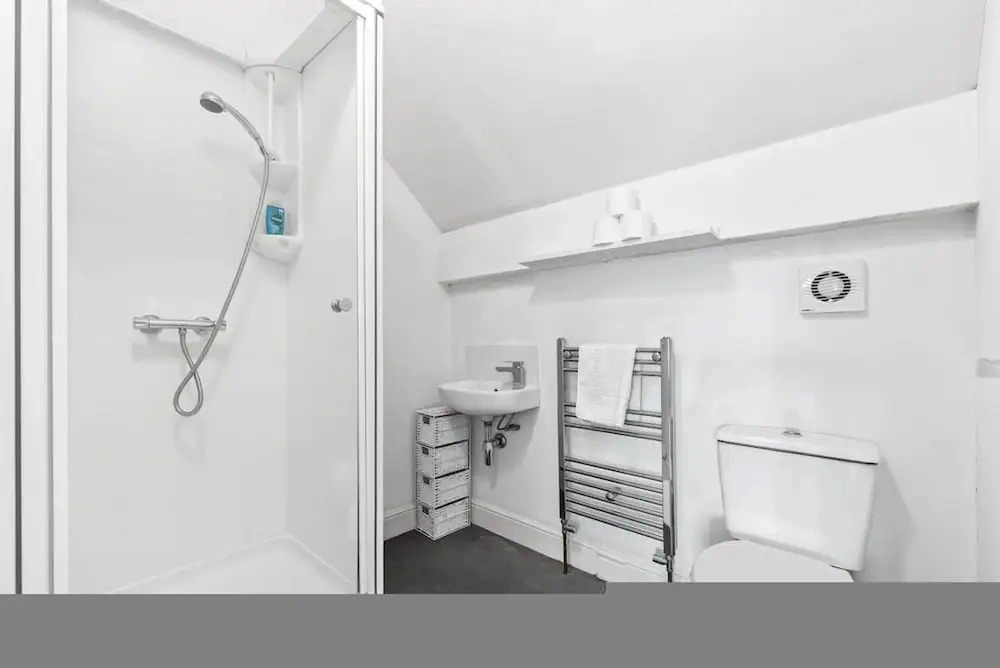 Large Modern Leeds Stay w 8 Private Ensuite Studio