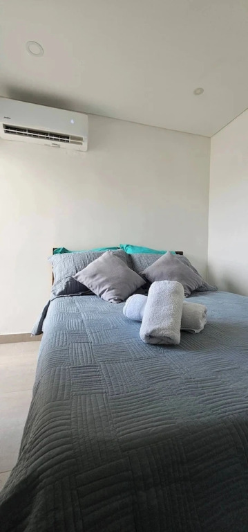 Cozy Apartment Near the Beach, Pool Access, Hot Water