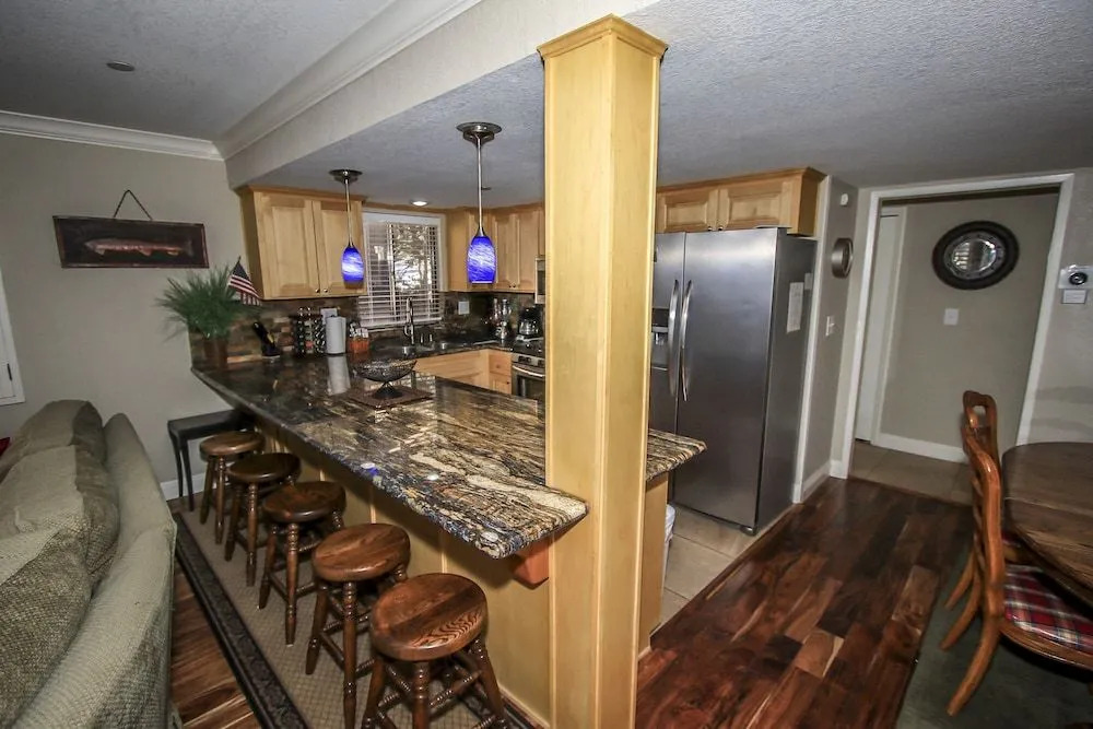 Snow Summit Getaway - 3 Br home by RedAwning