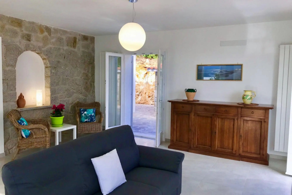 Uniquely located, quiet, facing the sea. 3 Rooms Villa, 6 Beds,  sea 80/100 mt.-Scrittore2 Villa Fiore