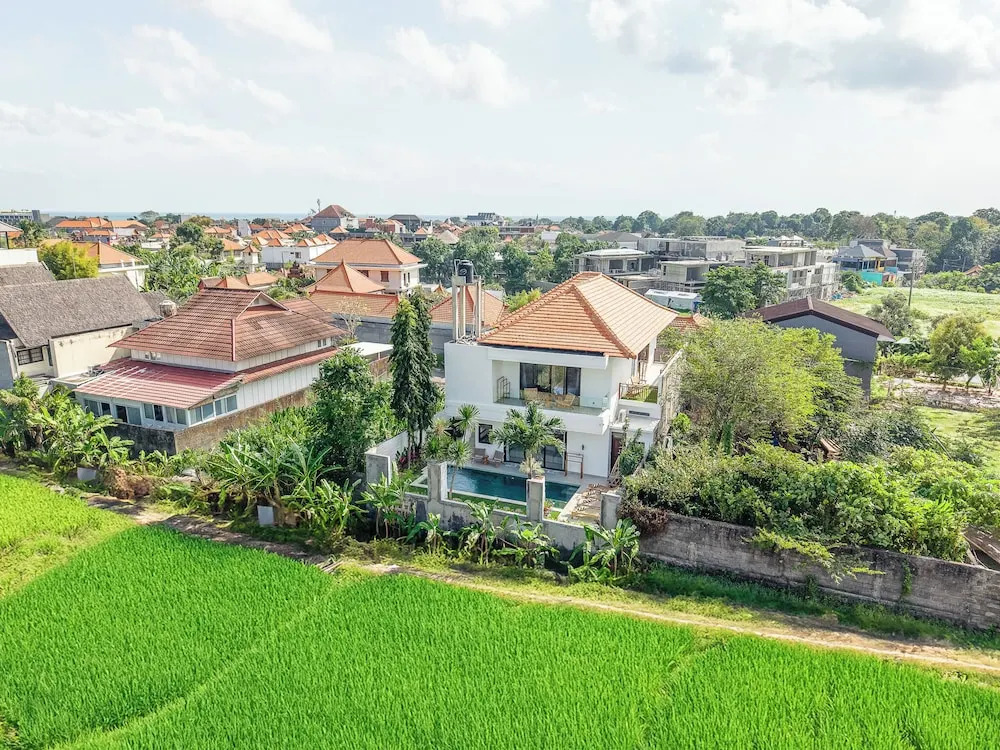 4 Bd Seminyak Retreat + Rice Fields 4mins to Beach