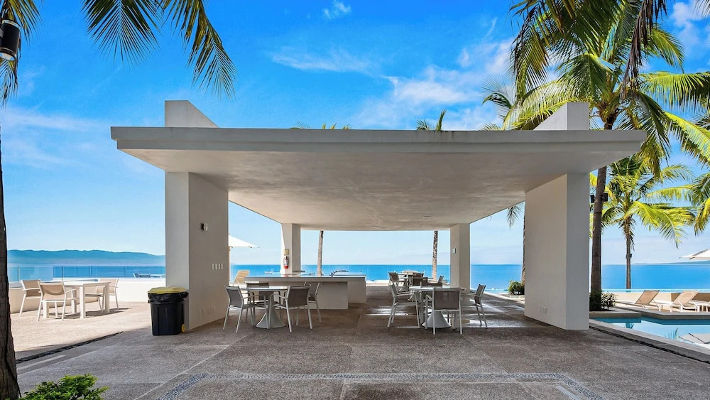 Oceanview Luxury 4BR Penthouse