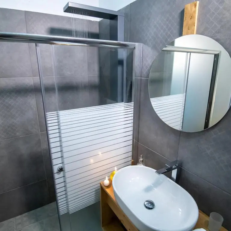 Elegant new villa,with pool,BBQ, ping pong table & gym facilities, just 2km from the town!