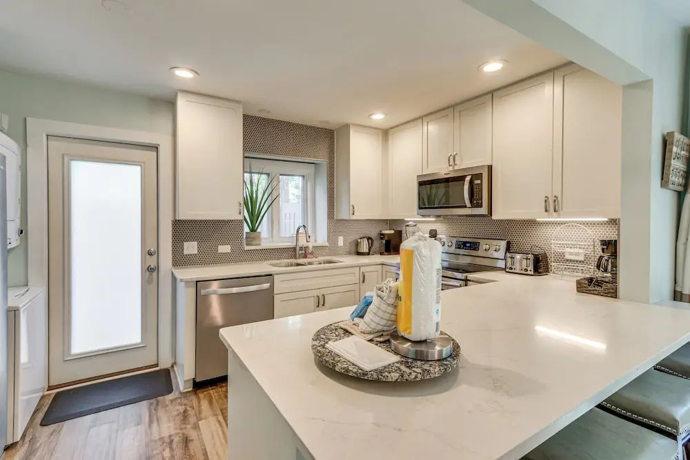 Modern Hilton Head Retreat: Walk to Beach & Golf!