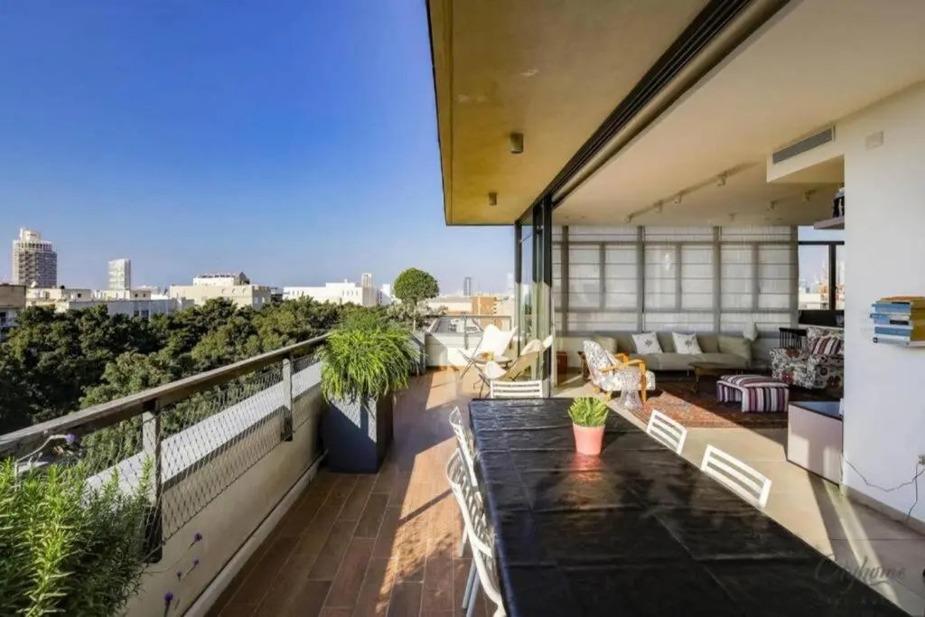 Stylish 2BR in Rothschild 128 by HolyGuest