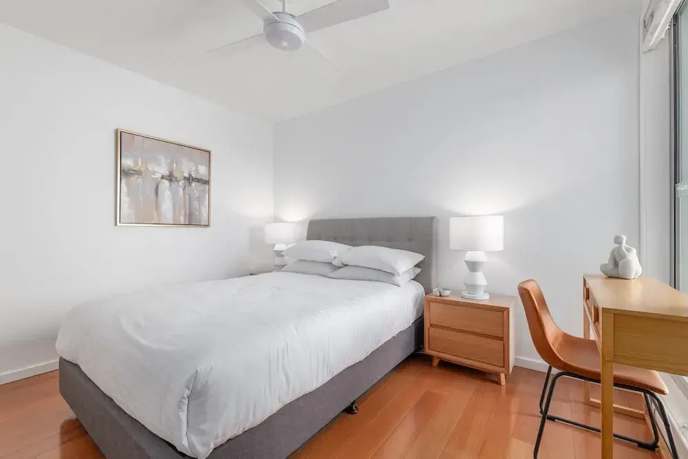 Bright 2-bed Apartment With Balcony & Garage