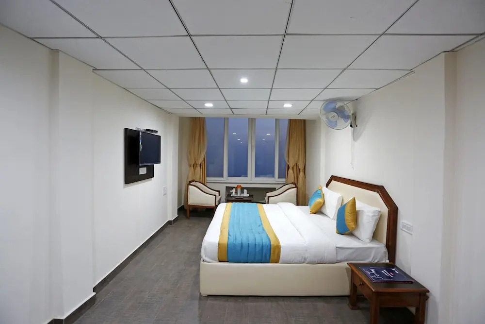 OYO 8989 Hotel Raj