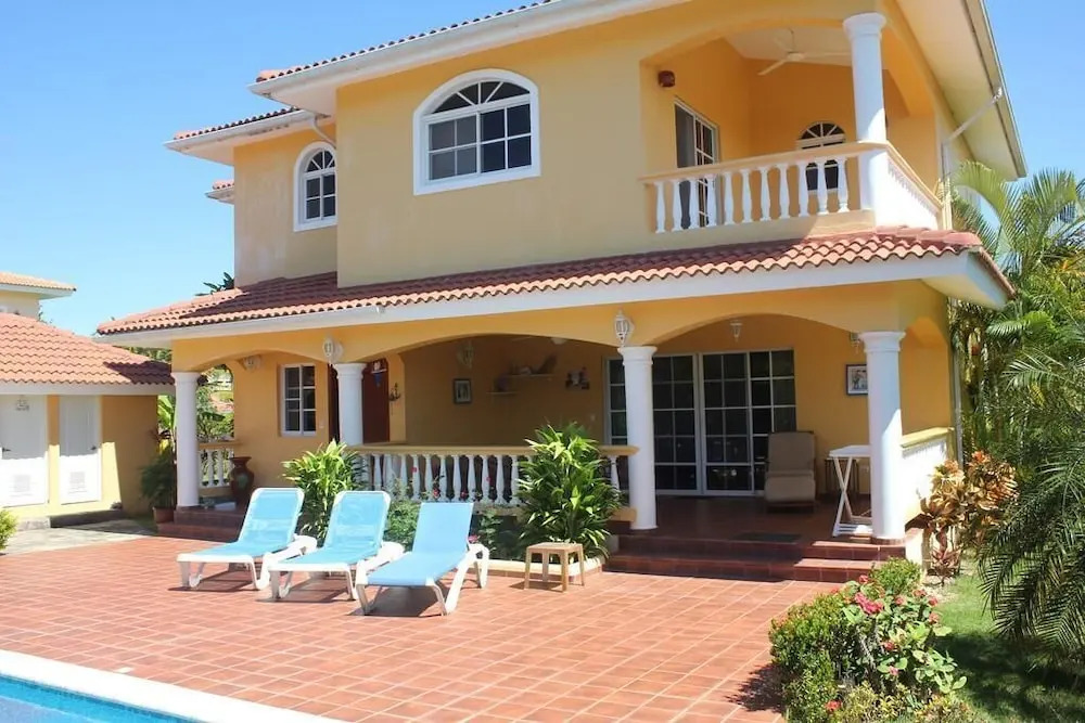 Great Privacy 3 Bedroom Villa Near the Beach