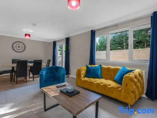 Muirton House 2 - 4 Bed House, 4 Car Driveway, 2 Bathrooms, Smart TVs in every room