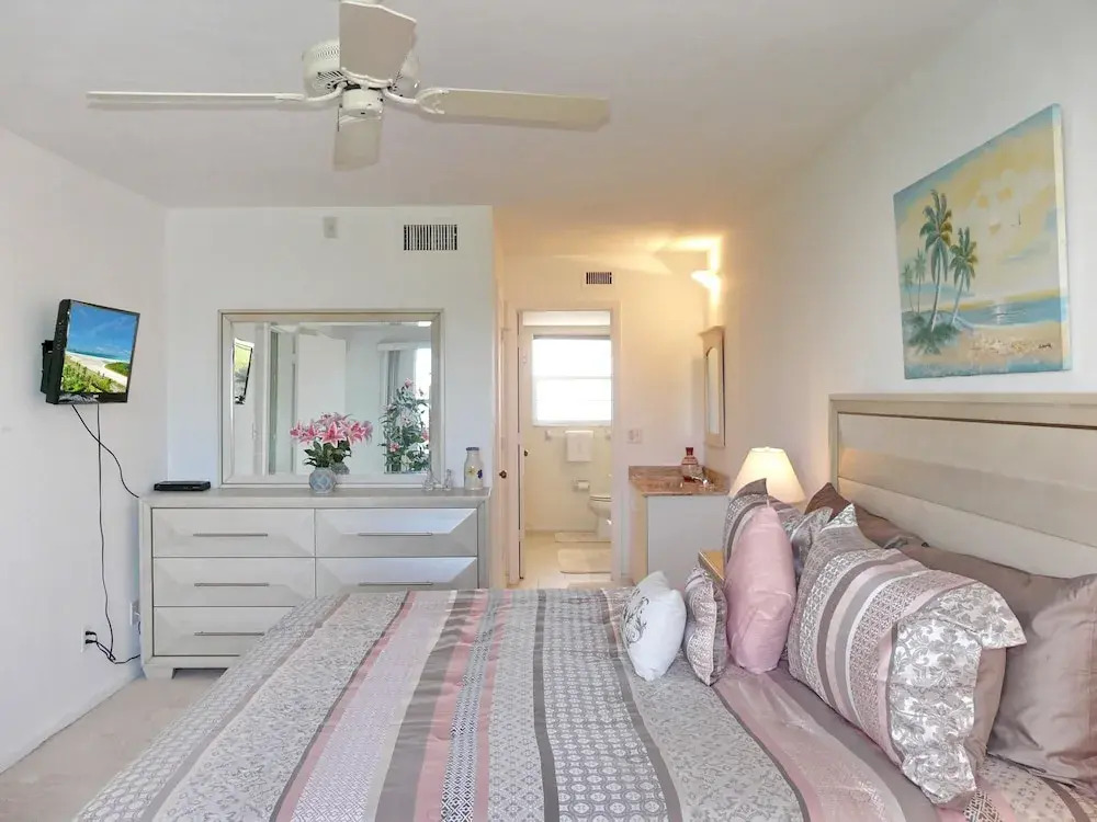 Coastal Style Condo With Pool, spa and Steps to Beach