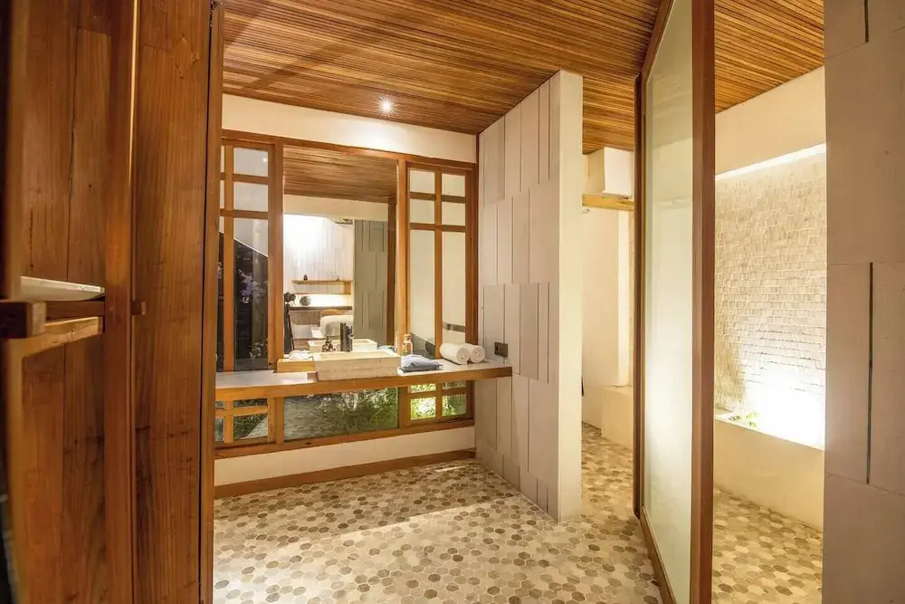 Gorgeous 2-br Penthouse, 800m to the Beach