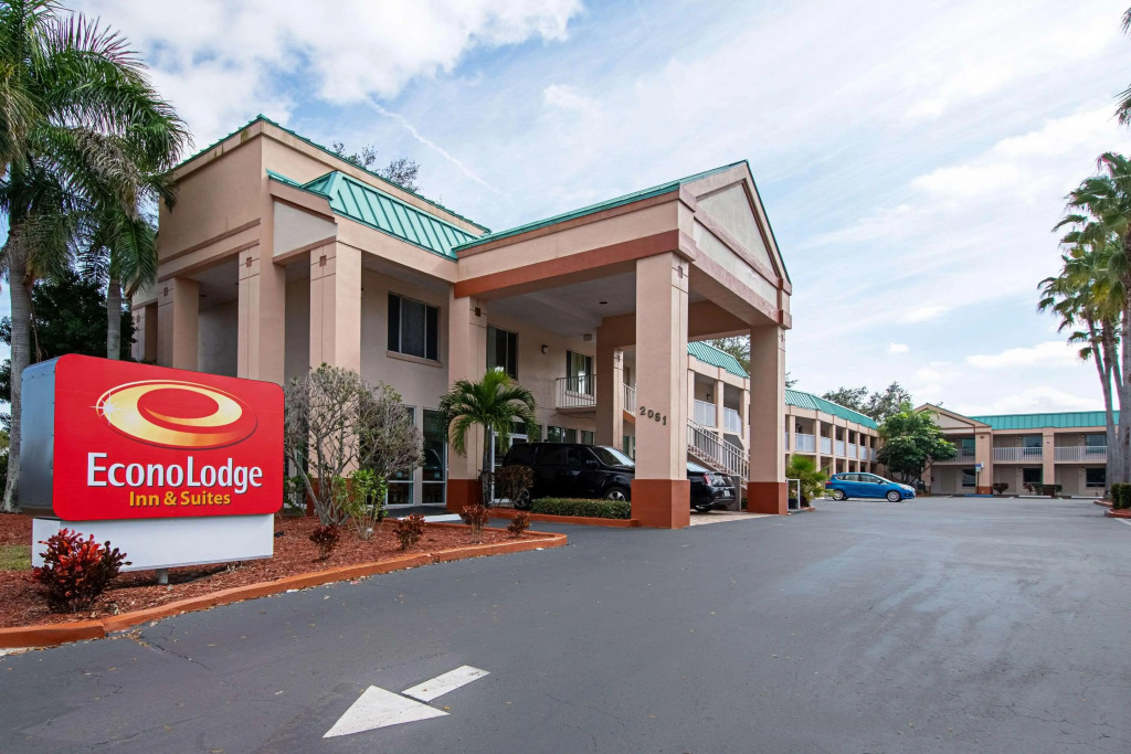 Econo Lodge Inn & Suites Clearwater Central