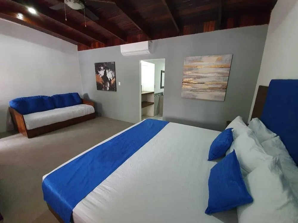 Hotel Blue Marlin - Nightclub & Sports Bar on Site
