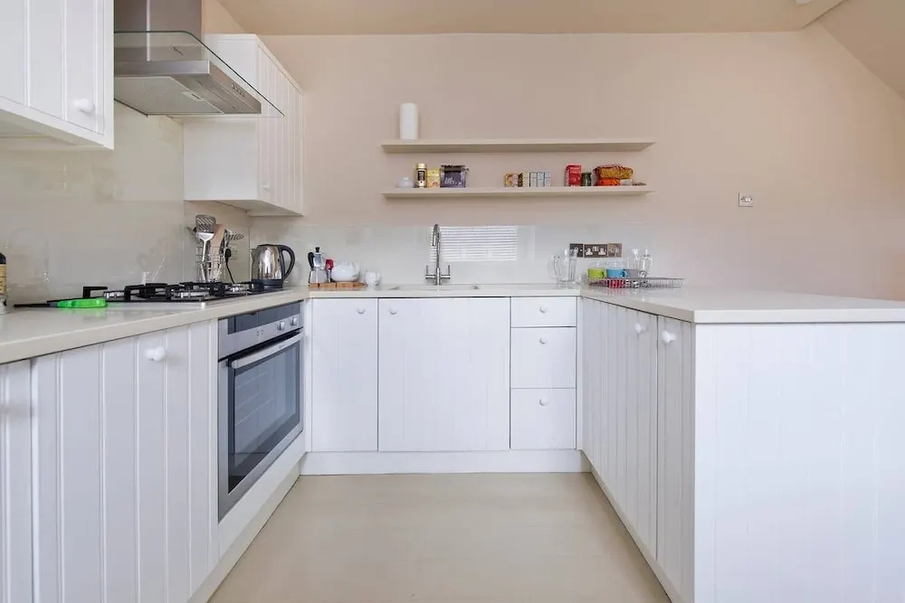 Bright & Spacious 2-bed Apt, 5 Mins From Tube