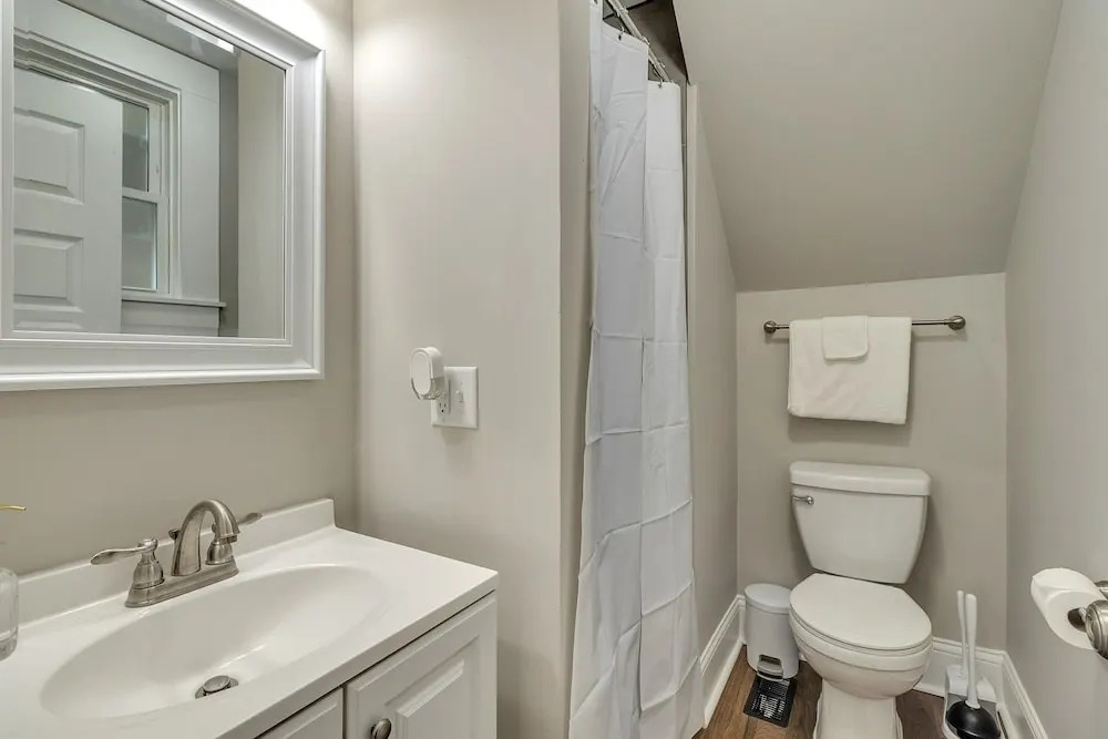 Recently Renovated Home In The Heart Of Bellevue! 2 Bedroom Home by RedAwning