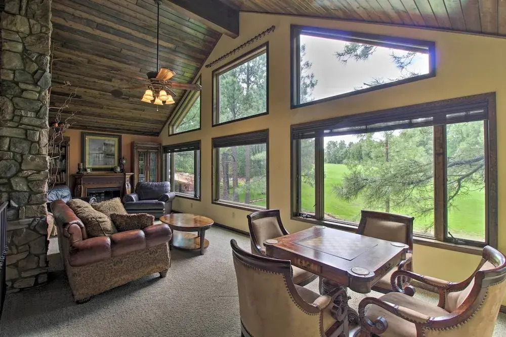 Centrally Located: Lavish Pinetop Paradise!