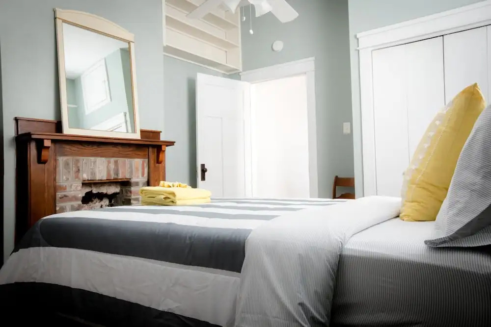 Cozy 2 BR at Constance Street