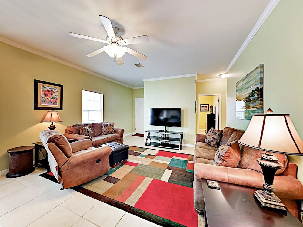 Ranch-style W/ Pool & Screened Patio 3 Bedroom Condo