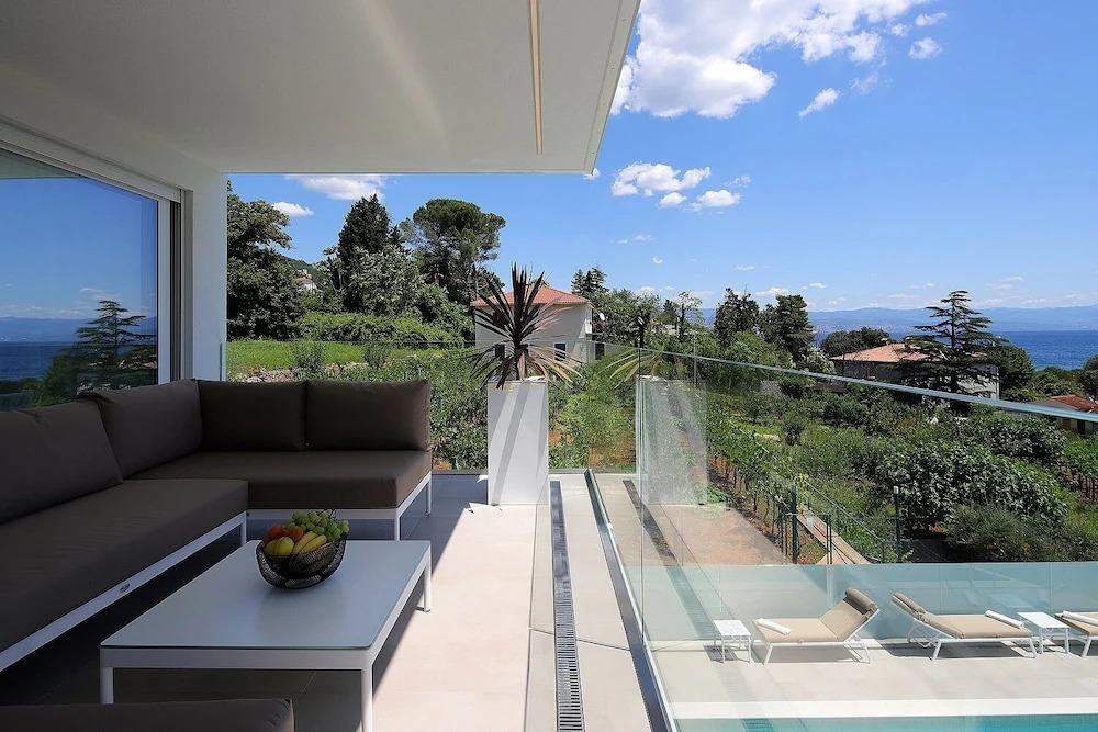 New apartment with swimming pool near the beach