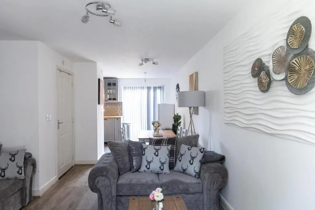 LARGE & NEW Contractor House & Private Parking & Garden & close toM6