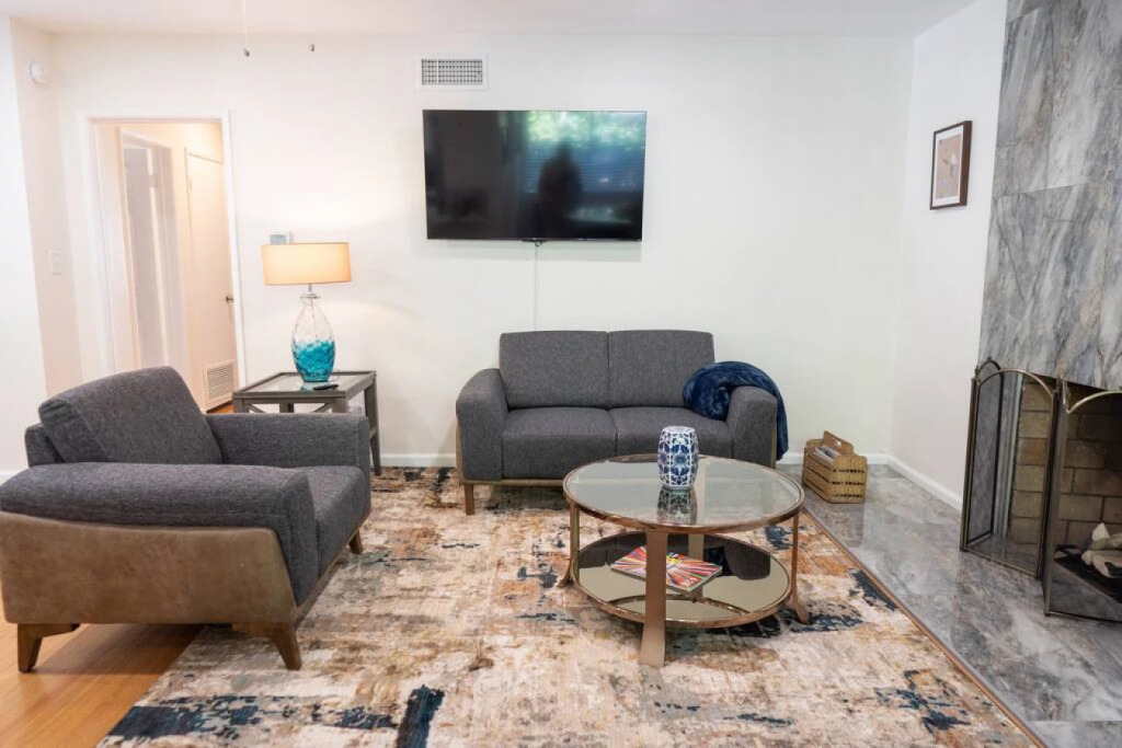 TASTEFUL SPACIOUS 3-BEDROOM HOME WITH HOT TUB ONLY MINUTES FROM DISNEYLAND  (p56)